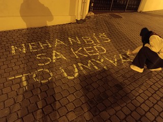 Kriedové odkazy napísané pred diskusiou Fica so študentmi zmizli. Odstránili ich hasiči