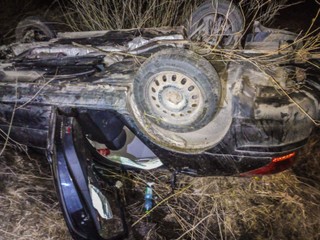 Štrnásťročný chlapec bez vodičáku havaroval. Dve dievčatá utrpeli vážne zranenia