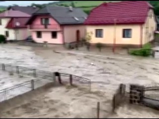 VIDEO: Na východe voda zaplavila domy. Obcami sa valila ako divoká rieka