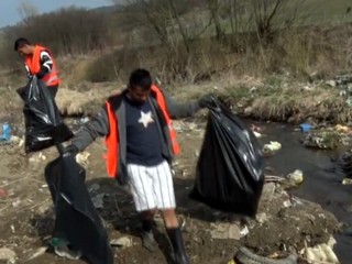 Starostka aj obyvatelia čistili neporiadok z plastov, ktoré vyhodili ľudia a bobry to použili na stavbu