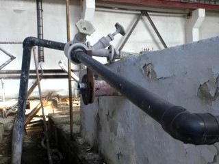 V obci na Spiši majú v starej fabrike gálony s kyselinou fluorovodíkovou