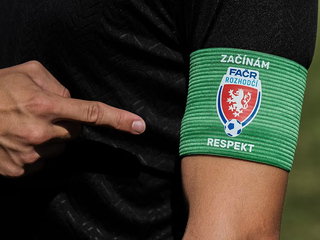 Tréner dorastencov škrtil rozhodcu. Zasahovať muselo 12 policajtov