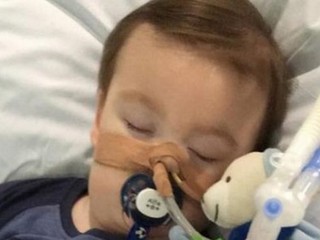 Britský súd rozhodol o odpojení chlapca (2) od prístrojov proti vôli rodičov