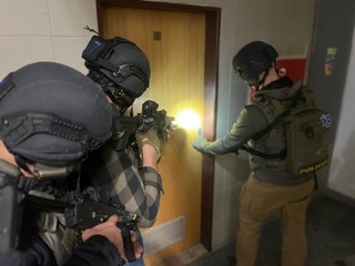 Agresor sa vyhrážal zbraňami a samovraždou. Polícia ho zastrelila