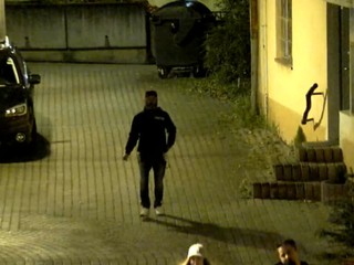 V Prievidzi už vyšetrujú mužov, ktorí po námestí kráčali s mačetami