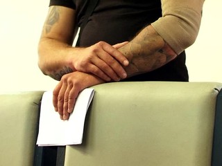 V Košiciach zadržali podozrivého muža, mal vytetované hákové kríže