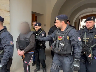 Polícia navrhla obžalovať 16-ročného mladíka z vraždy dvoch predavačiek v Hradci Králové