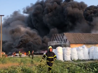 V Palárikove horelo v hale a jej okolí. Protizákonne likvidovali prázdne obaly od tonerov