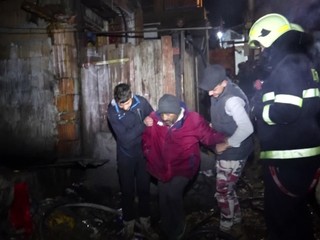 Zúfalý krik a plamene: Rodina z Rakús prišla po ničivom požiari o strechu nad hlavou