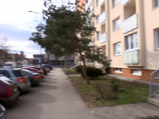 V Senci muž znásilňoval ženu. Na pomoc pribehol okoloidúci