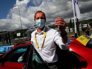 Cyklisti sú zdraví, ale riaditeľ nie a to sa vozil v aute s TÝMTO politikom