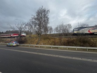 Vlaky sa tesne vyhli zrážke pri Liptovskom Hrádku. Zastali len pár metrov od seba