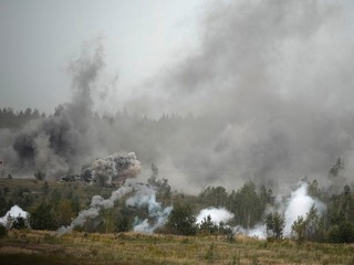 Predvádzajú svoju silu. Rusko a Bielorusko vysielali naživo vojenské cvičenie