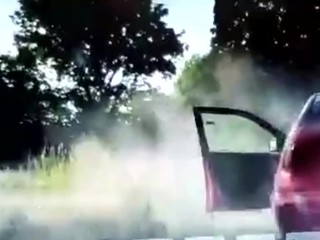 Hliadka zastavovala vodiča za vysokú rýchlosť. Dal sa na útek, jazdil bez vodičáku a zdrogovaný