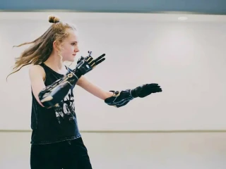Dievča s bionickými rukami: TOTO nie je sci-fi!