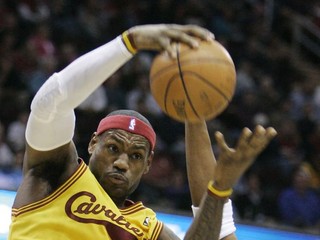 V šlágri lepší líder Cleveland, jediný istý postupujúci do play off