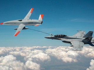 VIDEO: Drón tankuje stíhačku počas letu