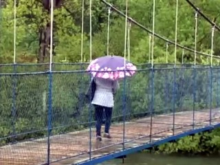 Pri Ružomberku majú chátrajúci most cez rieku. Zákaz ignorujú starí ľudia aj deti