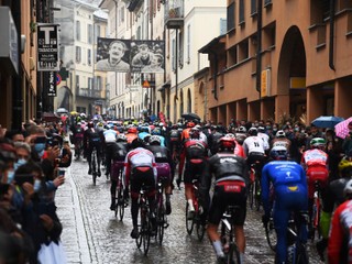 Odpor cyklistov na Gire!  Nechcú šliapať do pedálov 258km!