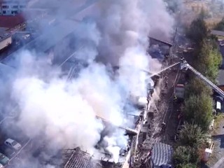 V Plzni horela ubytovňa. Hasiči museli evakuovať desiatky ľudí