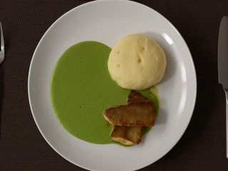 Údený pstruh, domáca knedľa, kôprová omáčka