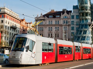 Električka zrazila 12-ročné dievča. Na ušiach malo slúchadlá