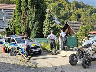 Tragická nehoda: Senior sa prevrátil s malotraktorom, zraneniam podľahol