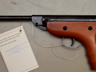 Najprv útočil na svoju mamu, potom na policajnú hliadku. Na policajtov aj vystrelil