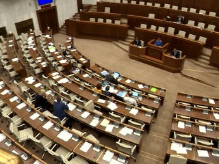 Prvýkrát v histórii poslanci rokujú o vyrovnanom štátnom rozpočte