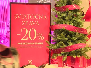 Obchody po sviatkoch ožili. Povianočné výpredaje lákajú ľudí