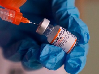 Odmeny za očkovanie pre seniorov stále viaznu, niektorí márne čakajú