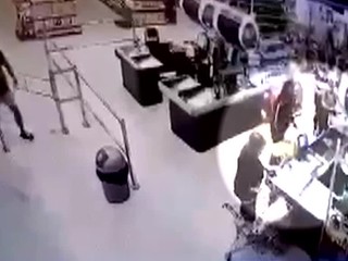 VIDEO: V Komárne zákazník napadol predavačku. Problémom bolo rúško, ktoré nemal na tvári