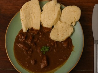 Hovädzí guláš na víne a pive s domácou knedľou