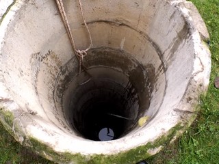 Starší muž chcel vyčistiť studňu, nakoniec v nej skončil