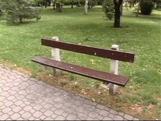 Choré dievča omdlelo v parku a ľudia ju 1,5 hodiny obchádzali. Nikto jej nepomohol