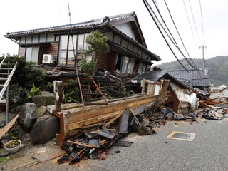 Po zemetrasení v Japonsku hlásia minimálne 55 obetí