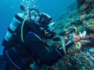 Potápač, ktorý pomáhal zachraňovať chlapcov z thajskej jaskyni, uviazol v podzemí