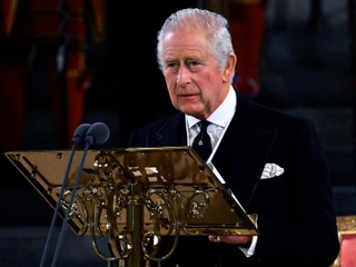 4. deň po úmrtí kráľovnej Alžbety II.: Prvý prejav v parlamente kráľa Karola III. a prvé vyhlásenie Princa Harryho