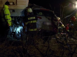 Tragická zrážka vlaku s autom. Nehodu neprežili dvaja ľudia