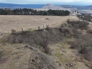 Ovce a kravy pri Spišskej Kapitule odhalili 50-ročnú skládku odpadu
