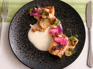 Sivoň na masle s karfiolovo-miso pyré a beurre blanc omáčkou