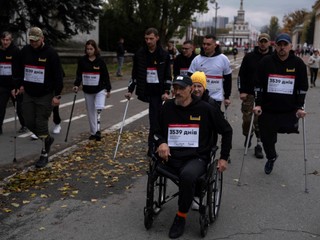 614. deň na Ukrajine: ​Približne dvetisíc Ukrajincov si behom v Kyjeve pripomenulo padlých vo vojne