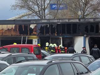 Rozsiahly požiar v Bratislave: Autobazár zachvátili plamene