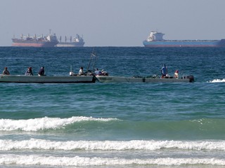 Irán útočí na lode snažiace sa prejsť Hormuzským prielivom