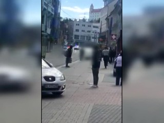 Muž, ktorý na Obchodnej ulici zaútočil na policajtov, sa možno trestu vyhne