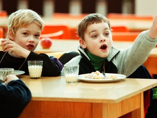 Exkluzívny prieskum agentúry AKO pre TV JOJ 24: Mala by vláda poskytovať žiakom obedy zadarmo?