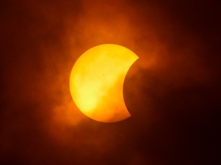 Žena strieľala na vodičov na diaľnici. Tvrdila, že jej to vnukol Boh so zatmením Slnka