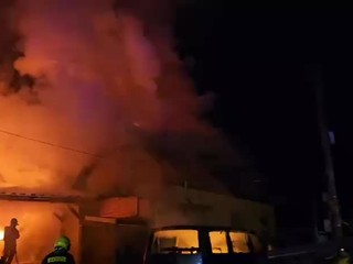 Nočný požiar altánku poškodil susediaci dom. 43-ročný muž utrpel popáleniny