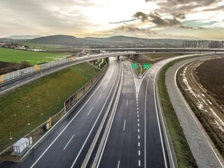 Vodiči, pozor. NDS plánuje na august niekoľko obmedzení