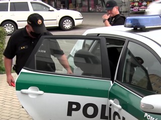 V nákupnom centre muž vybiehal z kabínky nahý a ukájal sa. Za tento čin už pozná trest